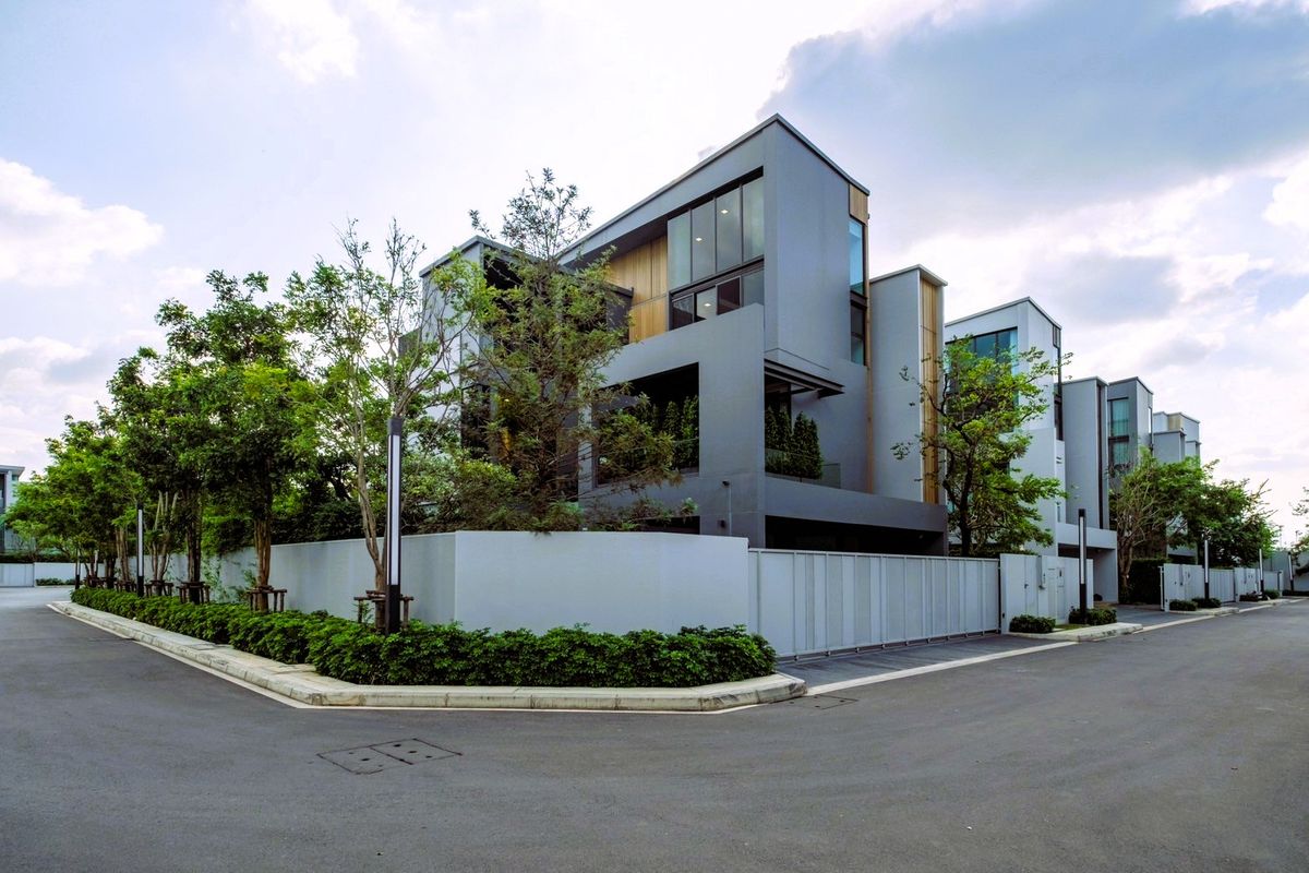 For RentHousePattanakan, Srinakarin : ✨ Luxury 3-Storey Corner Home for Rent at Vive Krungthep Kreetha | Private Elevator, 4-Car Parking with EV Charger, Peaceful Atmosphere Near Top International Schools