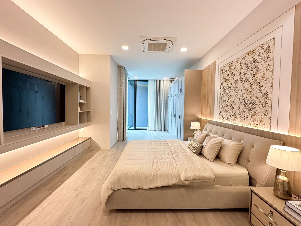 For RentHousePattanakan, Srinakarin : Luxury 3-Storey Corner Detached House with Private Lift at Vive Krungthep Kreetha Near Wellington College
