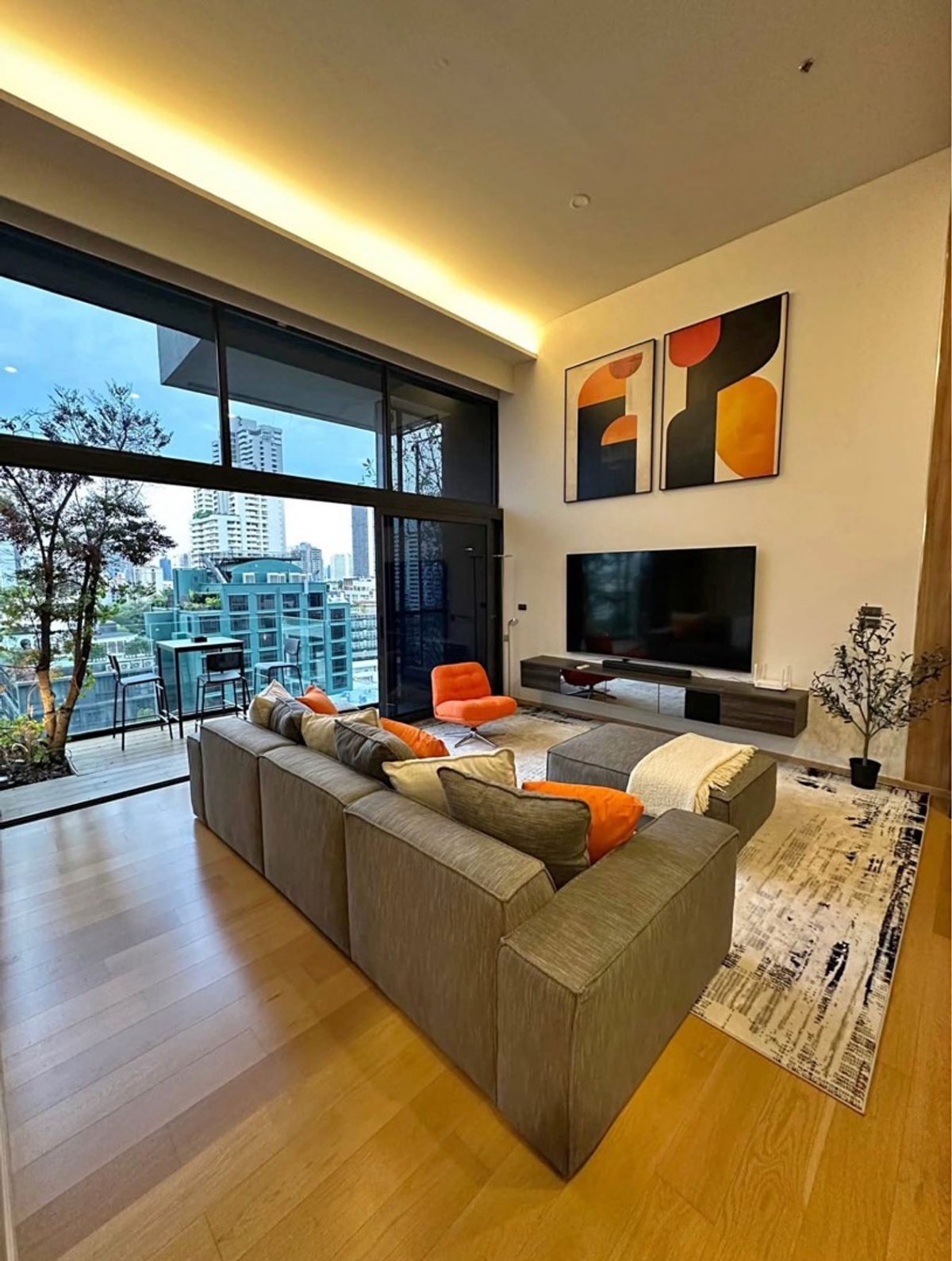 ให้เช่าคอนโดสุขุมวิท อโศก ทองหล่อ : 🏙️ 3 ห้องนอน | พื้นที่กว้าง 130 ตร.ม. | ลิฟต์ส่วนตัว | เฟอร์ฯ ครบ หรูหรา | เข้าอยู่ได้ทันที