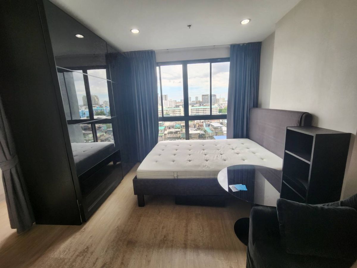 For RentCondoThaphra, Talat Phlu, Wutthakat : Ideo Sathorn Thapra Condo for Rent (IDEO Sathorn Thapra) next to the BTS Pho Nimit 300 meters with furniture + clothing + room 31 sqm. Only 10,000 baht.