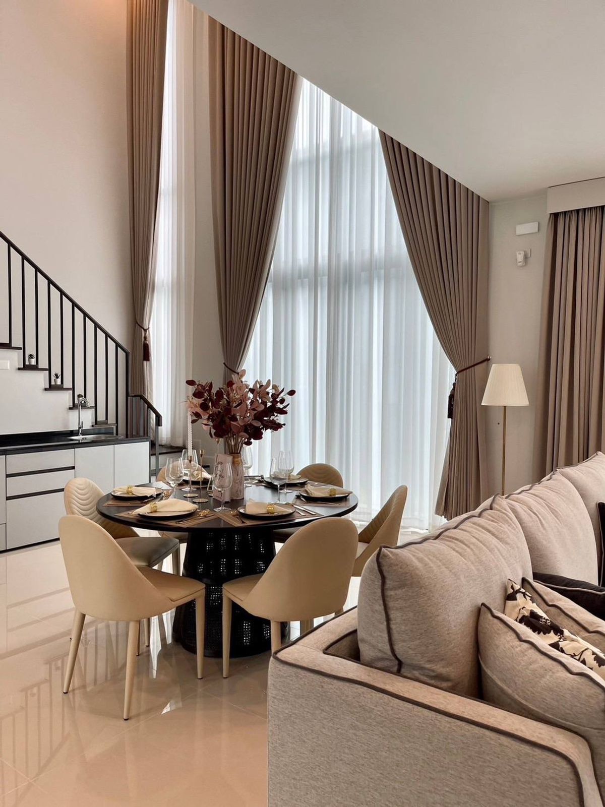 บ้านพัฒนาการ ศรีนครินทร์ : ให้เช่า/ขายเศรษฐสิริ กรุงเทพกรีฑา 2 4 ห้องนอน | 4 ห้องน้ำ | 1 ห้องครัวไทย | 1 ห้องแม่บ้าน | 3 ที่จอดรถ พื้นที่ใช้สอย: 294 ตร.ม. เนื้อที่: 83.2 ตร.วา