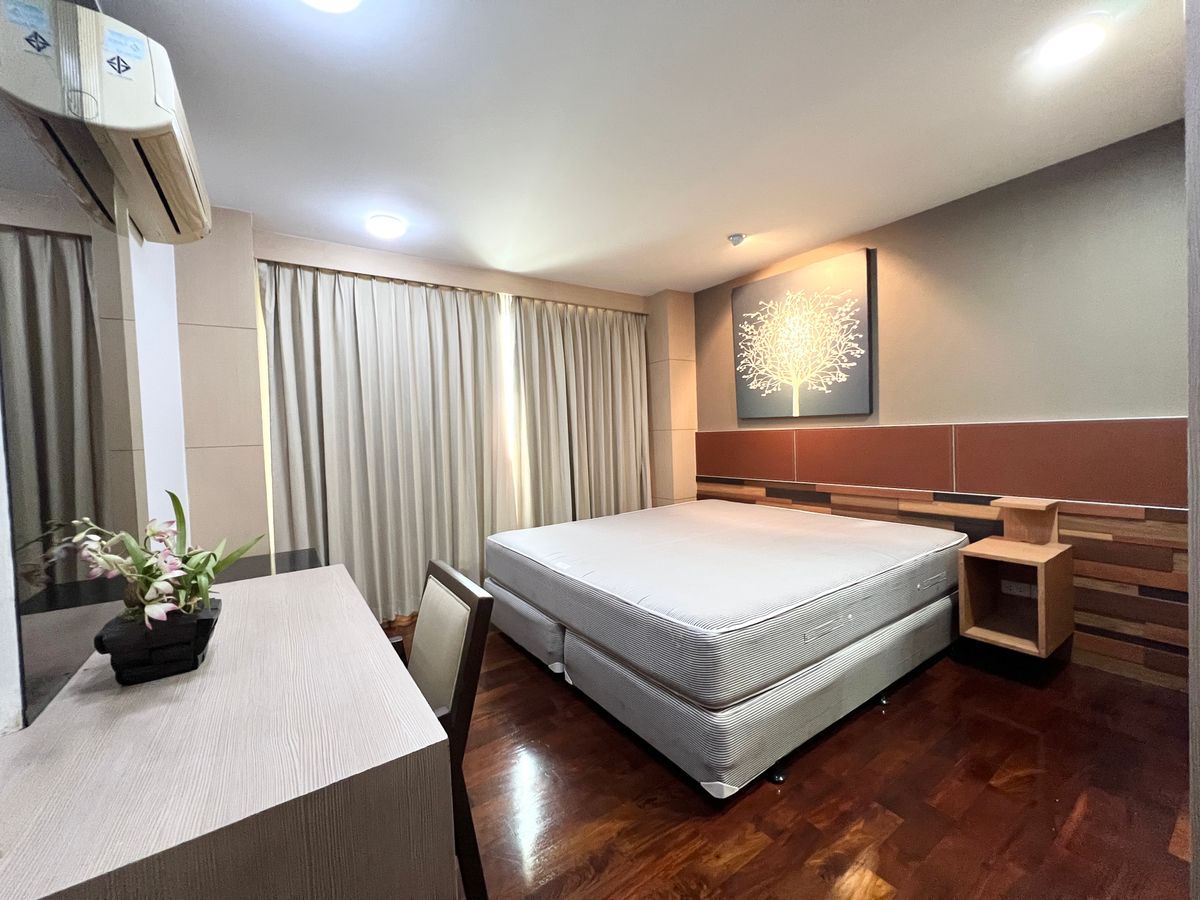 For RentCondoSukhumvit, Asoke, Thonglor : Condo for rent 49 Plus, decorated with 1 bedroom, 1 bathroom, size 51 square meters, 8th floor, near BTS Thonglor