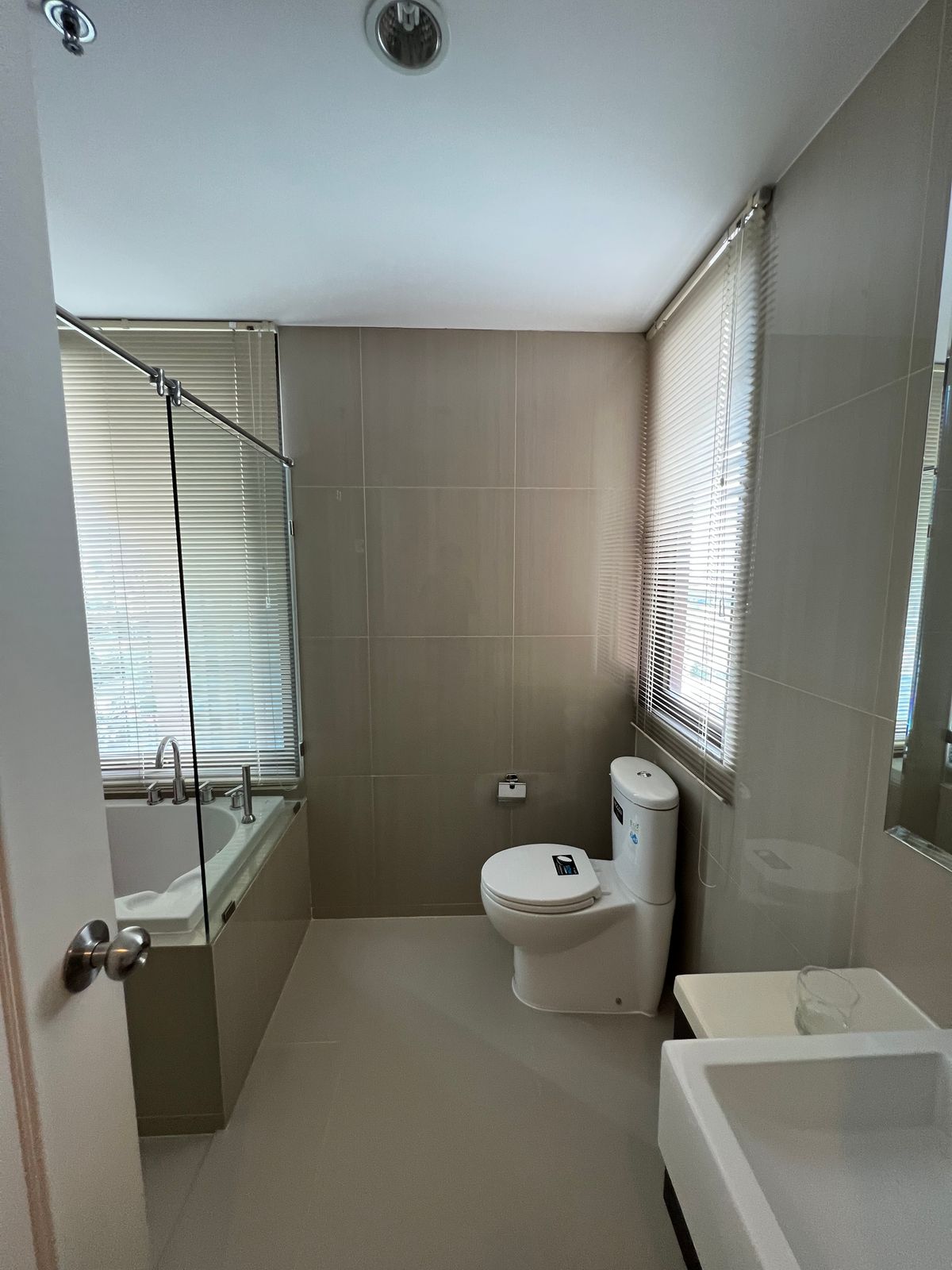 ให้เช่าคอนโดพระราม 9 เพชรบุรีตัดใหม่ RCA : FINAL CALL * FOR RENT *2 BEDROOM 2 BATHROOM 80 SQ.M    READY TO MOVE IN   CALL NOW 094-641-5974