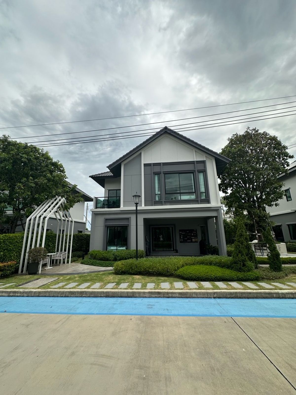 ขายบ้านสมุทรปราการ สำโรง : 🏠 บ้านเดี่ยวสไตล์อังกฤษ 🚘 ใกล้ทางด่วน 🔥 เริ่มต้นเพียง 5.XX 💸
