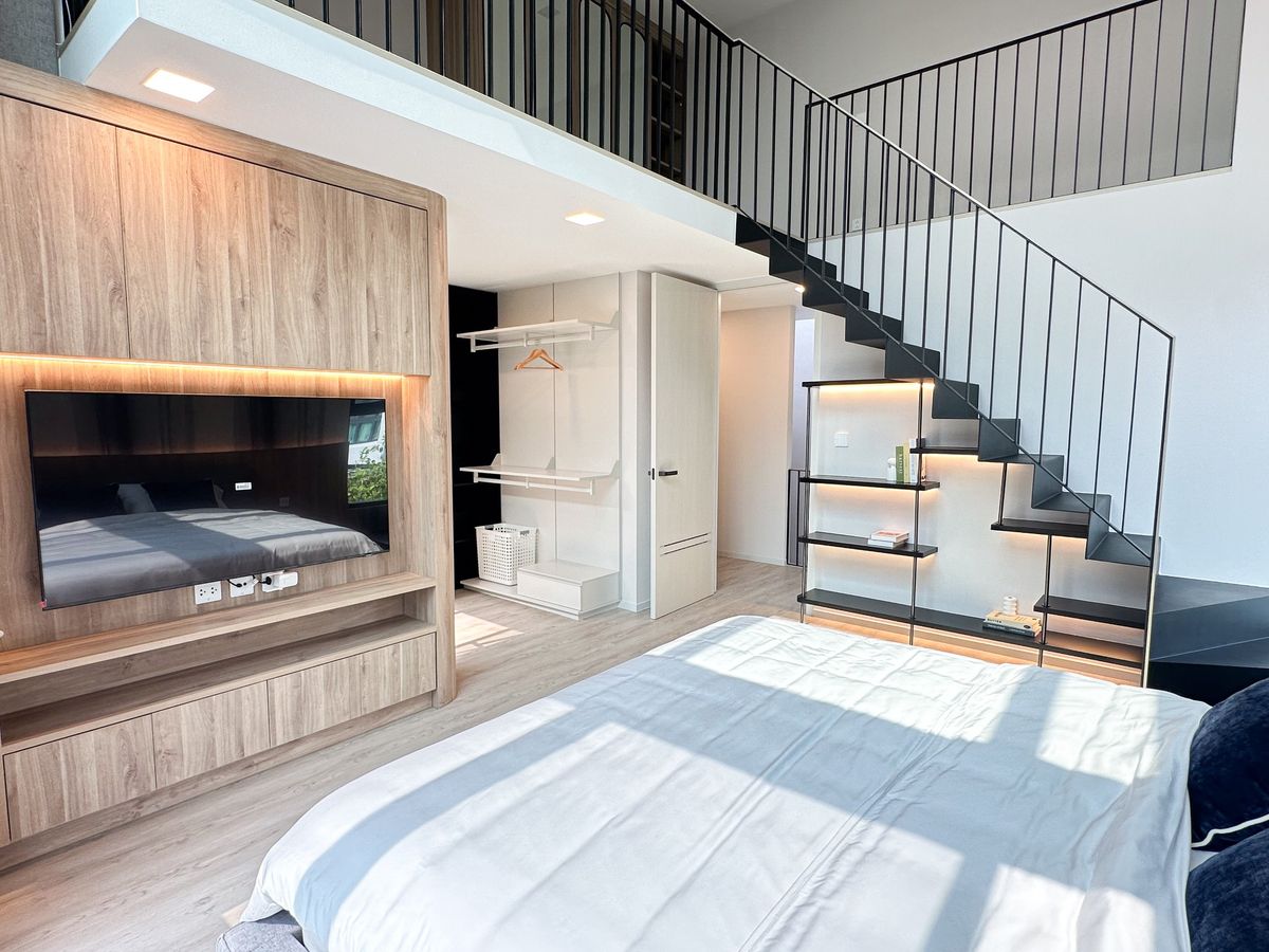 For RentHousePattanakan, Srinakarin : Luxury 3-Storey Corner Detached House with Private Lift at Vive Krungthep Kreetha Near Wellington College
