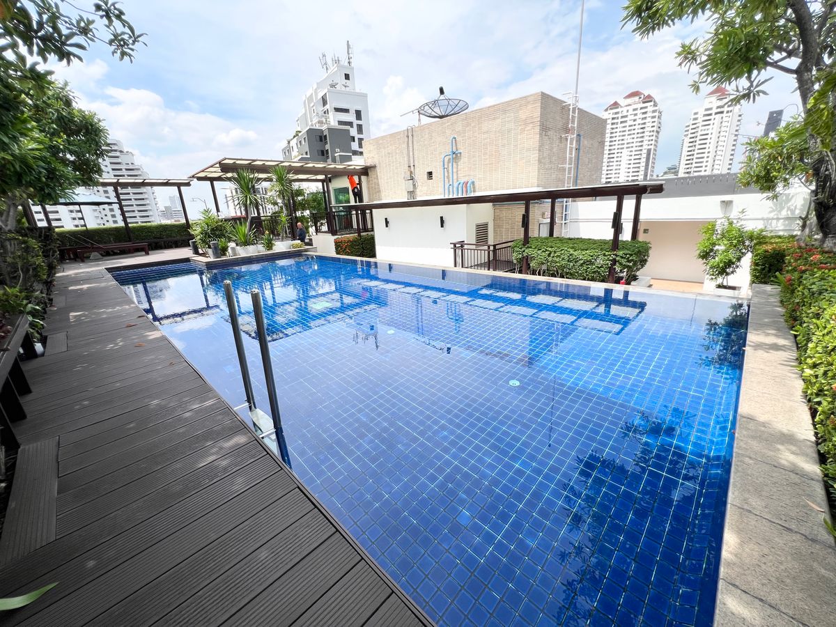 For RentCondoSukhumvit, Asoke, Thonglor : Condo for rent 49 Plus, decorated with 1 bedroom, 1 bathroom, size 51 square meters, 8th floor, near BTS Thonglor