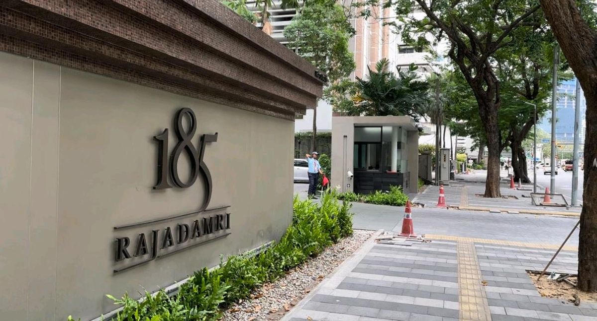 ขายคอนโดวิทยุ ชิดลม หลังสวน : ขาย 185 ราชดำริ เพนต์เฮาส์ 3 ห้องนอน 4 ห้องน้ำพื้นที่ใช้สอย 386.56 ตร.ม.ราคา165 ล้านบาทนัดดูล่วงหน้า 1 วันโทร 0655365165