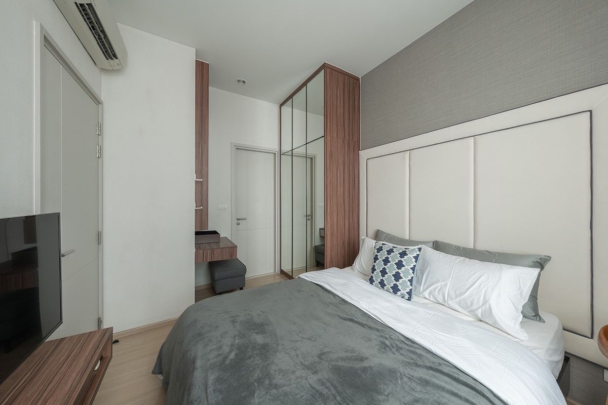 For RentCondoRama9, Petchburi, RCA :  ★ The capital Ekamai-Thonglor ★ 32 sq m., 12th floor (1 bedroom, 1bathroom), ★near department store EmQuartier★Near Central Rama 9★Airport Link and the Saen Saep Canal passenger boat is convenient ★ Complete with electrical appliances ★