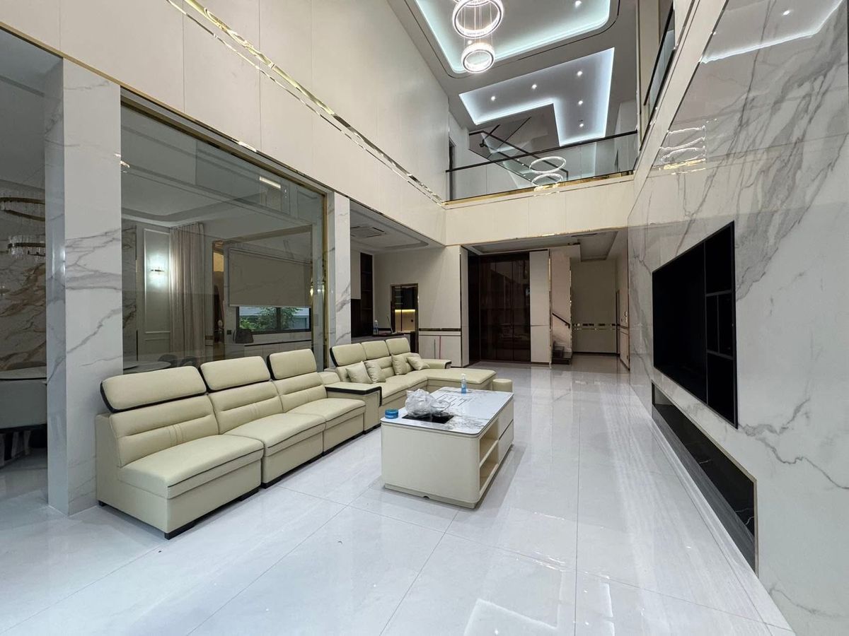 ให้เช่าบ้านพัฒนาการ ศรีนครินทร์ : The Gentry Pattanakarn: 110 sqwah 657sqm. 5bed 7bath 450,000/mth. Am: 0656199198