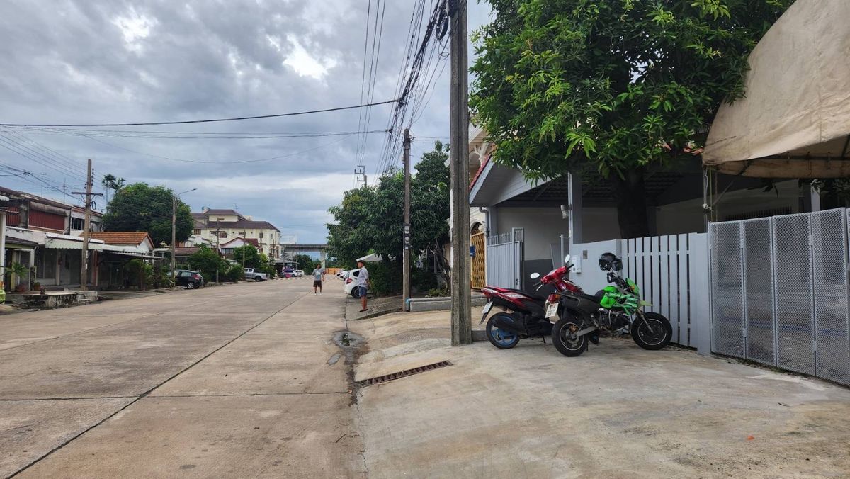 For RentHousePattanakan, Srinakarin : 2 storey house for rent, Muang Thong Village, Phatthanakan 61 Road