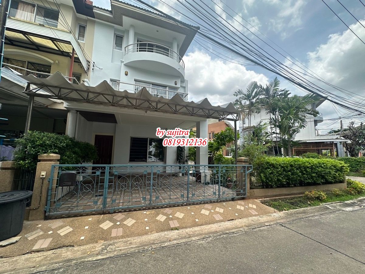 For RentTownhomeRatchadapisek, Huaikwang, Suttisan : Rental of the Townhome 3, 20 Sq. Near MRT, located in Ratchada-Sutthisan Rd.