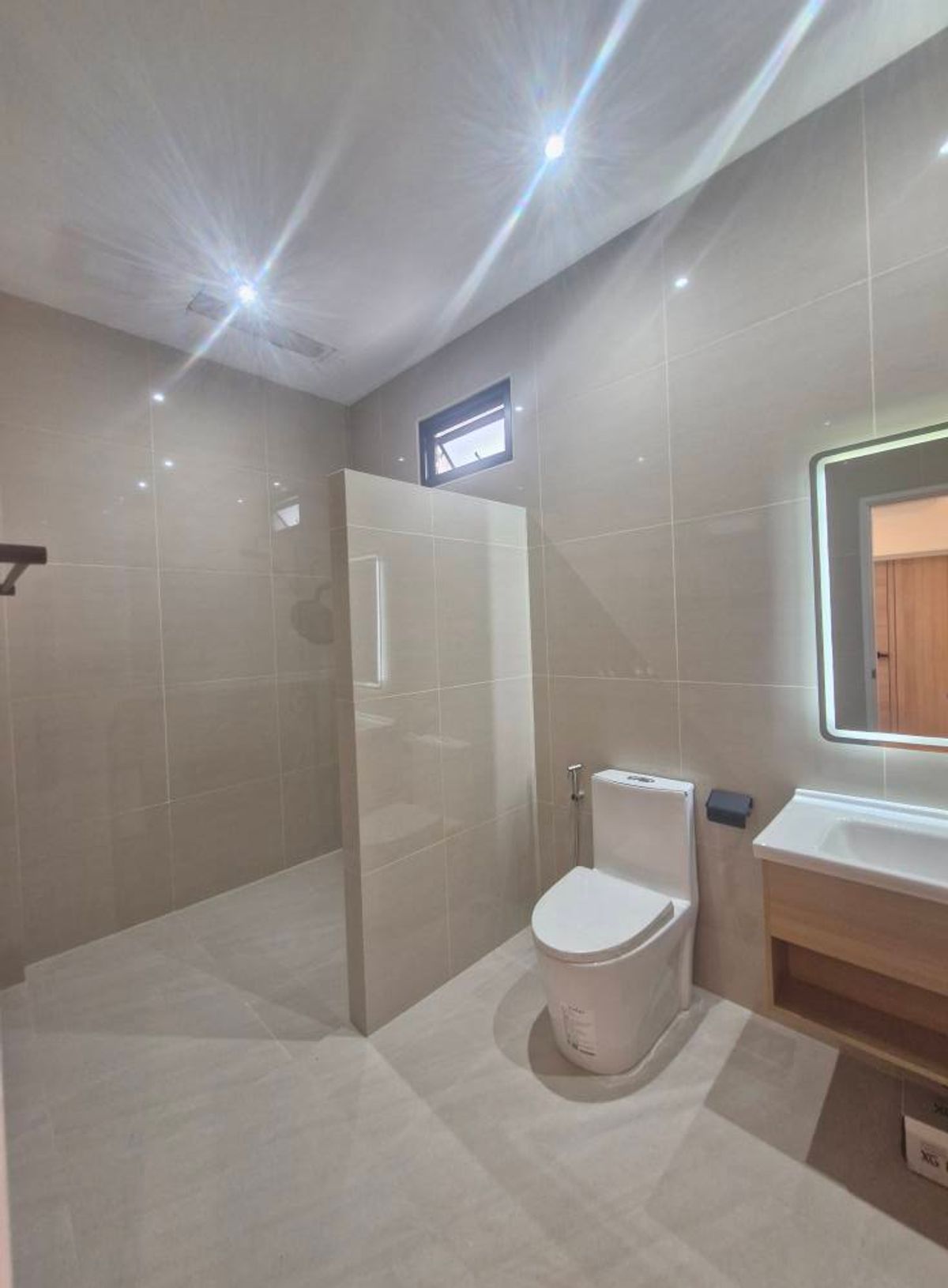 ขายพัทยา บางแสน ชลบุรี สัตหีบ : 🎉🏡 มายรูมพูลวิลล่า พัทยา สไตล์โมเดิร์น Luxury พร้อมสระว่ายน้ำส่วนตัว! ฟังก์ชัน 5 ห้องนอน! 💦