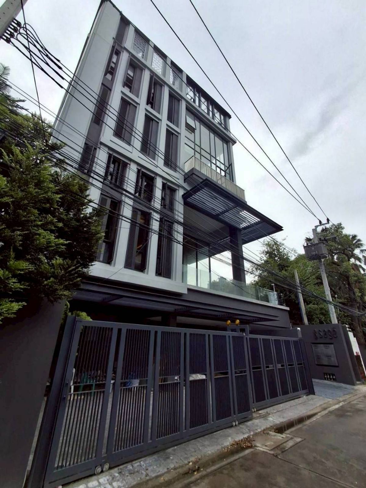 ขายทาวน์โฮมสุขุมวิท อโศก ทองหล่อ :  ♦ Rare Unit Townhome ♦ 4 ชั้น | ขนาดที่ดิน 26.81 ตร.ว. พื้นที่ใช้สอย 407.00 ตร.ม. | 3 ห้องนอน 4 ห้องน้ำ 3 ที่จอดรถ | ใกล้ ทองหล่อ- เอกมัย Lifestyle, J Avenue ทองหล่อ