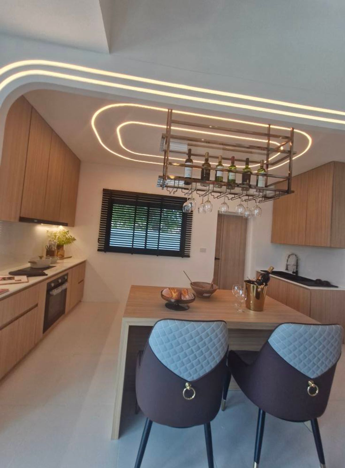 ขายพัทยา บางแสน ชลบุรี สัตหีบ : 🎉🏡 มายรูมพูลวิลล่า พัทยา สไตล์โมเดิร์น Luxury พร้อมสระว่ายน้ำส่วนตัว! ฟังก์ชัน 5 ห้องนอน! 💦