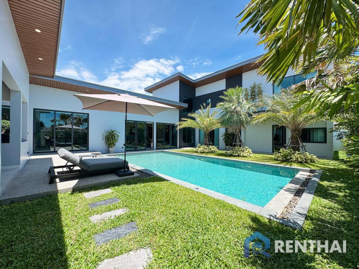 For SaleHousePattaya, Bangsaen, Chonburi : Spacious & Stylish Villa in Pattaya on a Large Land Plot