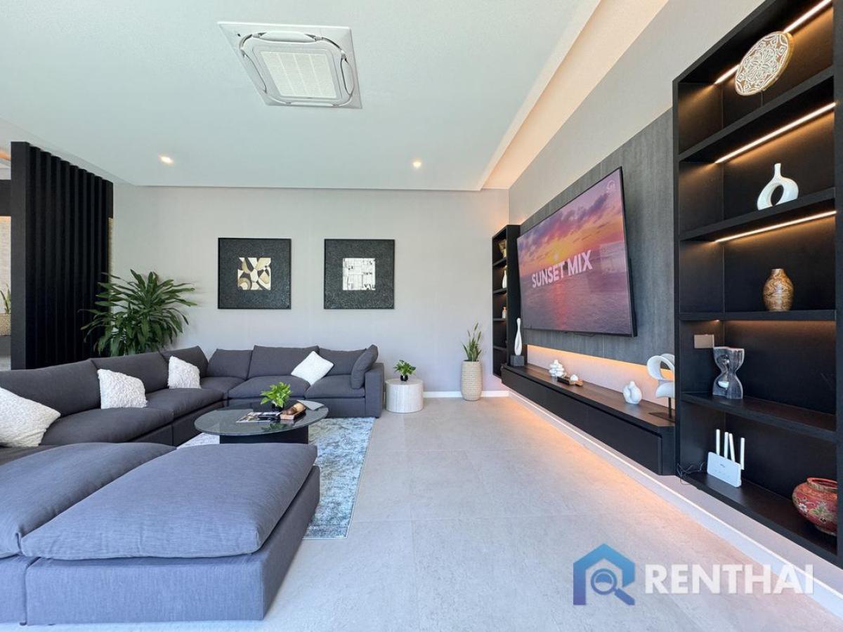 For SaleHousePattaya, Bangsaen, Chonburi : Spacious & Stylish Villa in Pattaya on a Large Land Plot