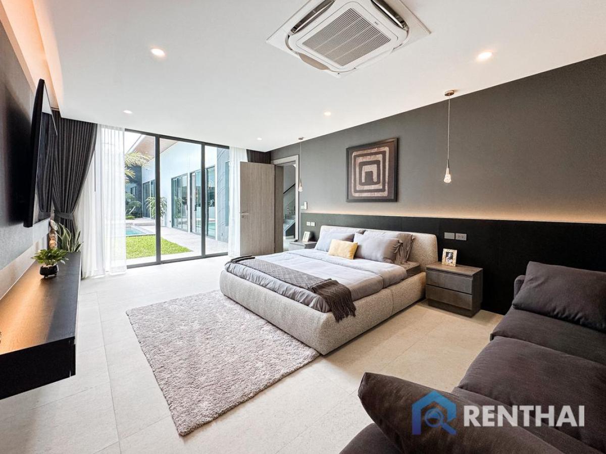 For SaleHousePattaya, Bangsaen, Chonburi : Spacious & Stylish Villa in Pattaya on a Large Land Plot