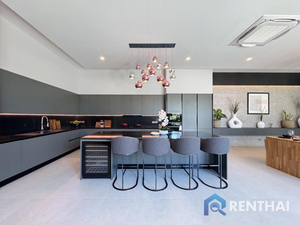 For SaleHousePattaya, Bangsaen, Chonburi : Spacious & Stylish Villa in Pattaya on a Large Land Plot