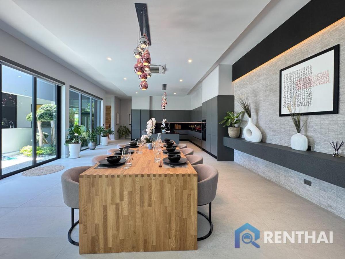 For SaleHousePattaya, Bangsaen, Chonburi : Spacious & Stylish Villa in Pattaya on a Large Land Plot