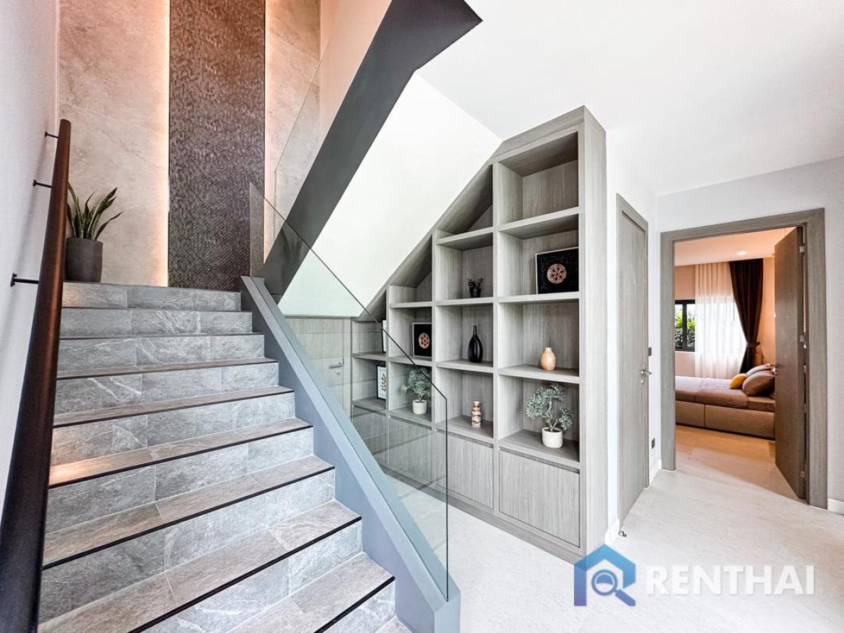 For SaleHousePattaya, Bangsaen, Chonburi : Spacious & Stylish Villa in Pattaya on a Large Land Plot