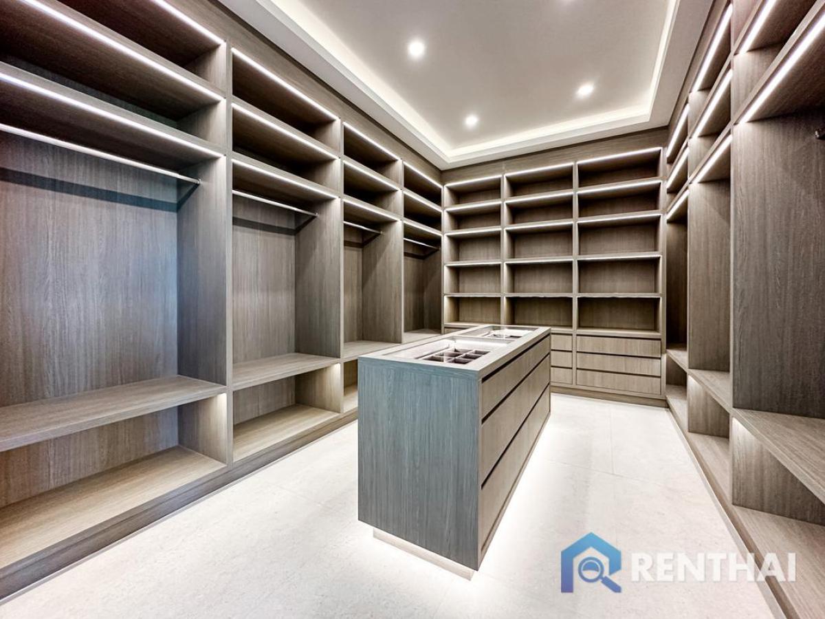 For SaleHousePattaya, Bangsaen, Chonburi : Spacious & Stylish Villa in Pattaya on a Large Land Plot