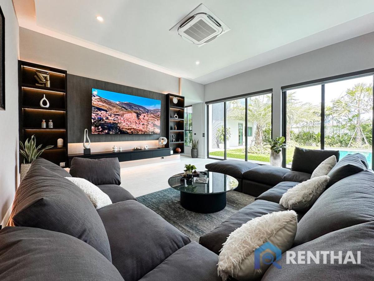 For SaleHousePattaya, Bangsaen, Chonburi : Spacious & Stylish Villa in Pattaya on a Large Land Plot