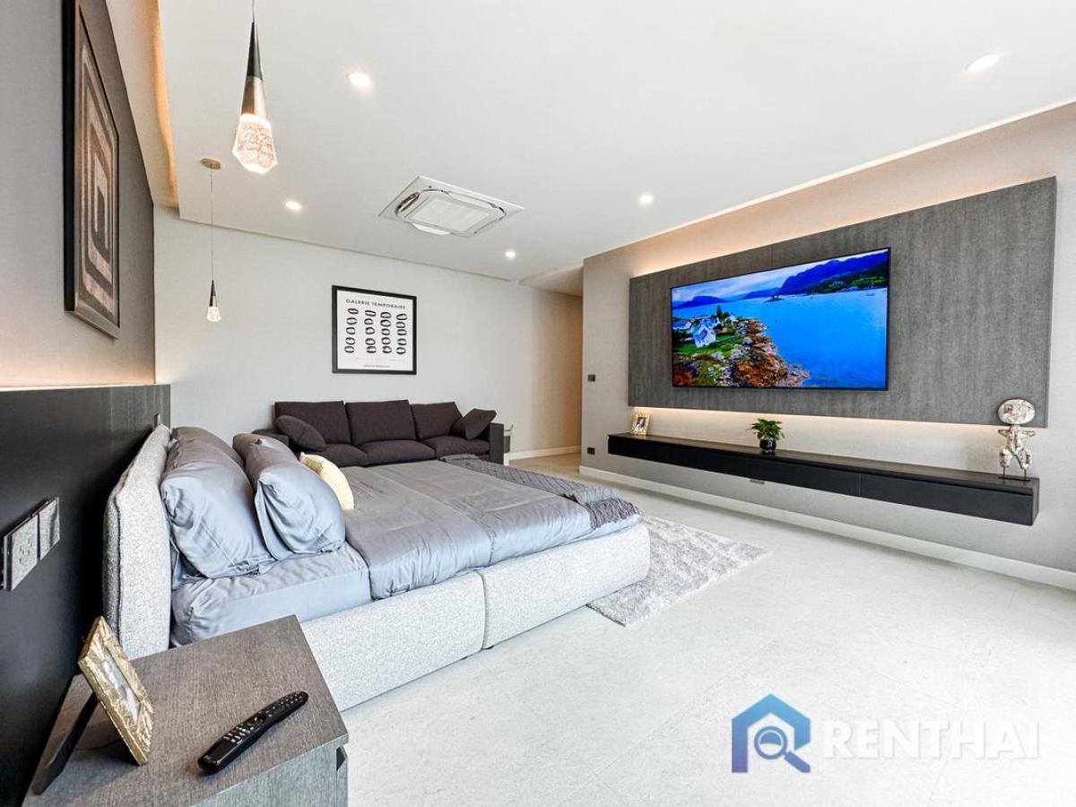 For SaleHousePattaya, Bangsaen, Chonburi : Spacious & Stylish Villa in Pattaya on a Large Land Plot