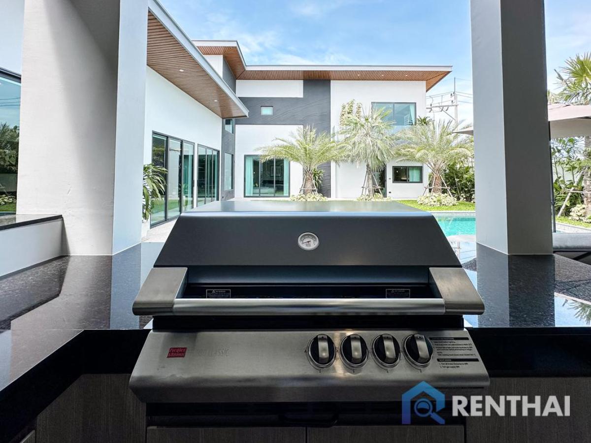 For SaleHousePattaya, Bangsaen, Chonburi : Spacious & Stylish Villa in Pattaya on a Large Land Plot