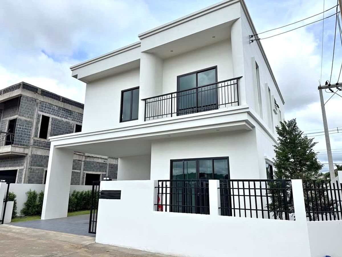 ขายบ้านเชียงใหม่ : ขายบ้านเดี่ยวสองชั้น มี  4 ห้องนอน  3 ห้องน้ำ  1 ห้องครัว  2 ที่จอดรถ ขนาดที่ดิน   53   ตรว. พื้นที่ใช้สอย    236 ตรม. ขายราคา   3.99   ล้านบาท !!!! โอนคนละครึ่ง
