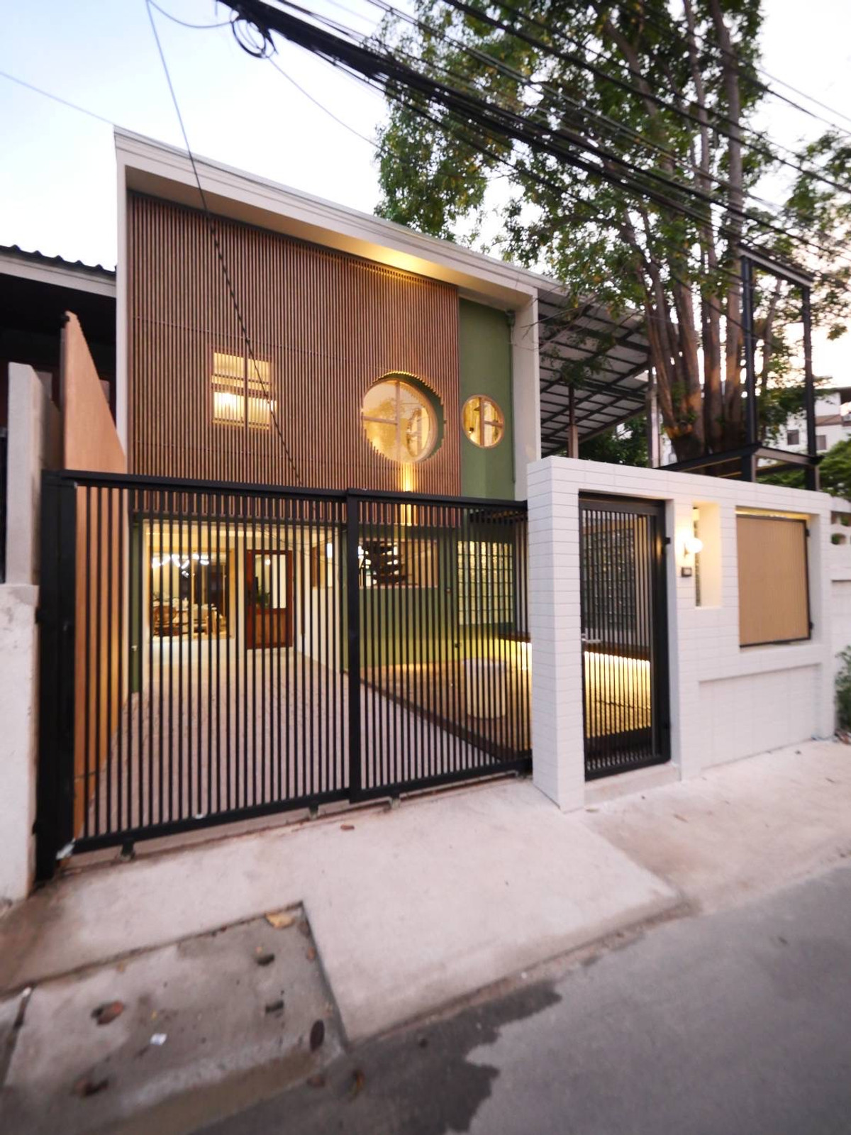 For RentHouseOnnut, Udomsuk : 📢👇Newly built modern house located at one of the most sought after area in Bangkok, ready to visit and rent, easily traveling to Ekamai-Thonglor 