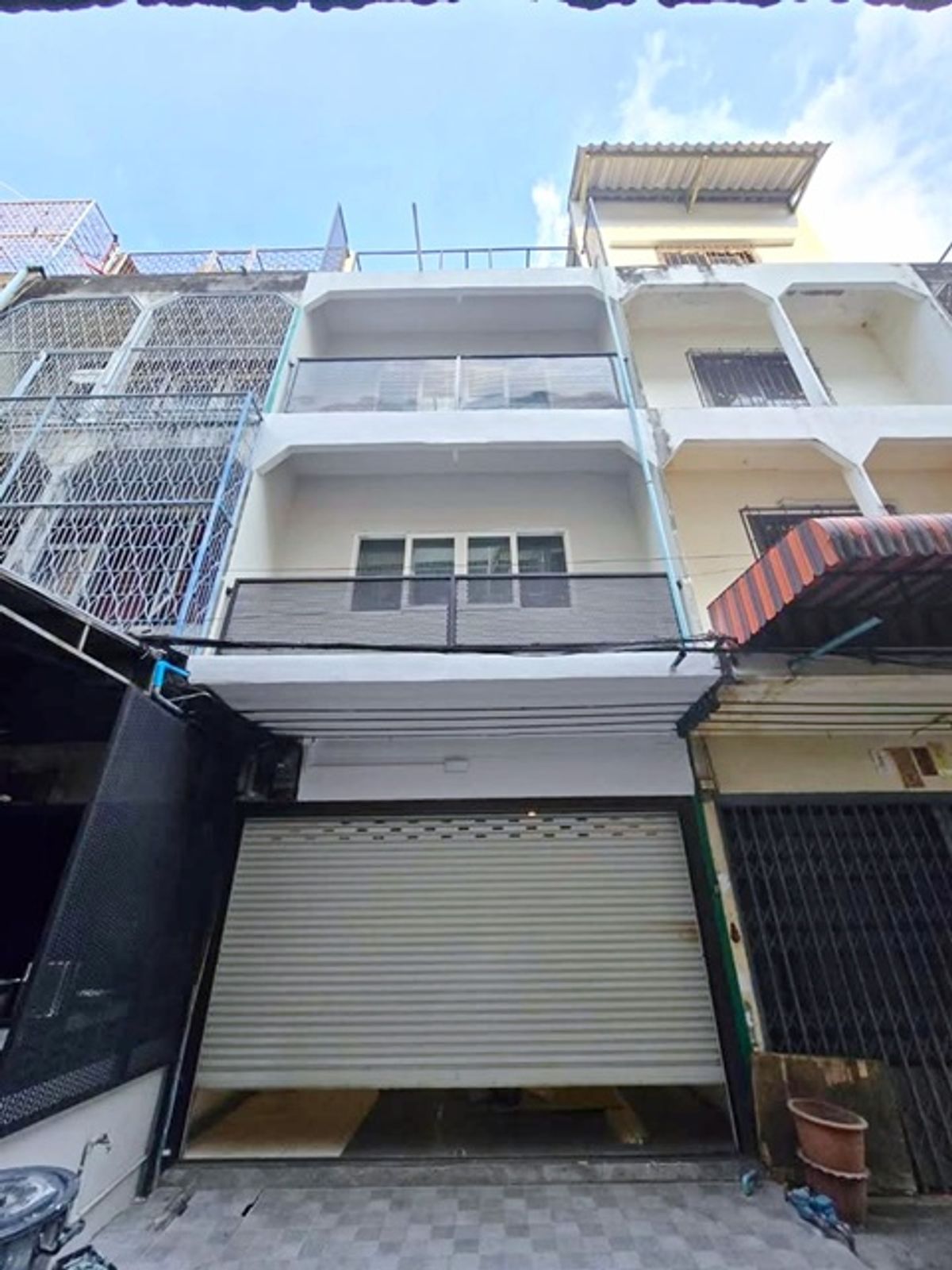 For SaleShop HouseRatchadapisek, Huaikwang, Suttisan : Fortune Central MRT Rama 9 999 m. House for rent, 4th floor, Ratchada 1-7, Chinese Embassy 800 m. 235 sq.m.