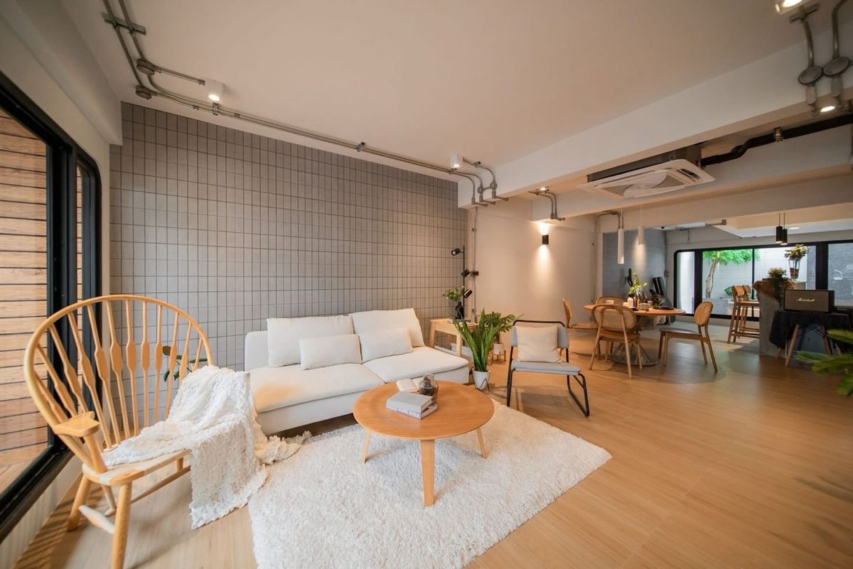 For SaleHouseOnnut, Udomsuk : 📢👇Sell with tenant til july 26
One of the most sought after area in Bangkok, easily traveling to Ekamai-Thonglor , near exit and entrance of the expressway 