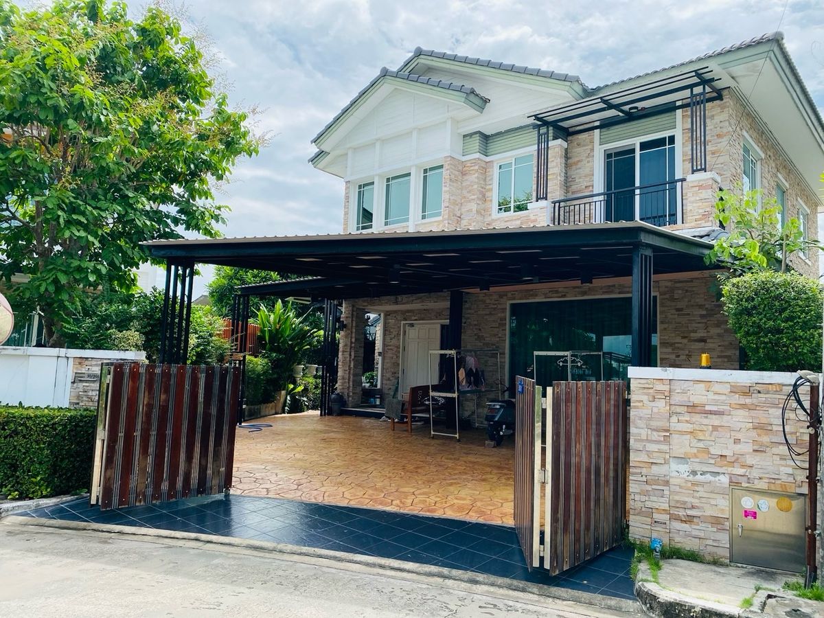 ขายบ้านพัฒนาการ ศรีนครินทร์ : ขายบ้านหรู  สไตล์คอทเทจ ตกแต่งหินทั้งหลัง วิวสระน้ำในโครงการมัณฑนา พระราม 9 – ศรีนครินทร์ ✨ทำเลทอง! กรุงเทพกรีฑาซอย 7 ใกล้รถไฟฟ้าสถานีศรีกรีฑา และลำสาลี