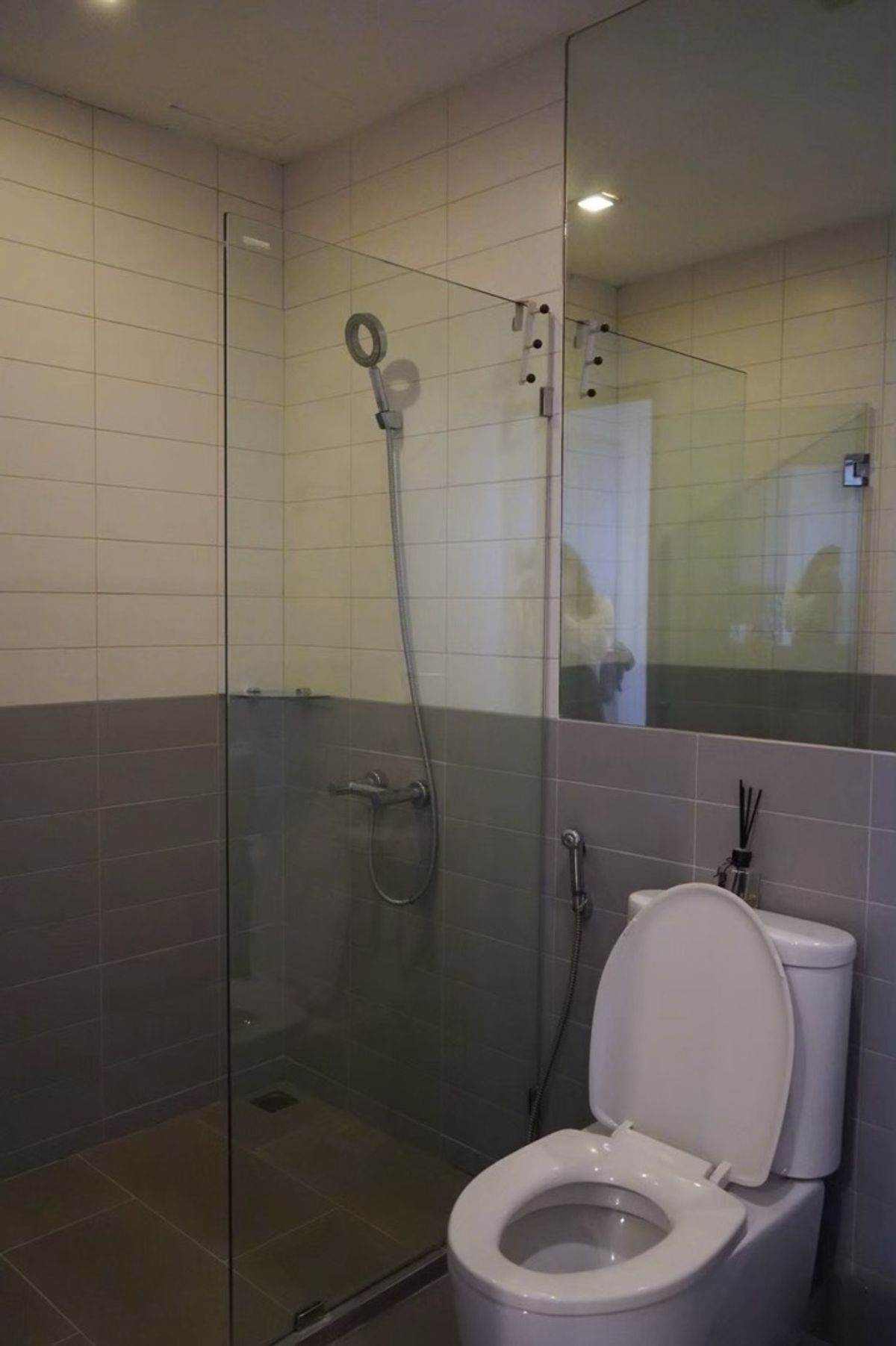 ขายคอนโดราชเทวี พญาไท : 📢👇 ขายพร้อมผู้เช่าถึง ตุลาคม 69 โอกาสดีที่ไม่ควรพลาดพร้อมรายได้จากผู้เช่า – โอกาสดีที่ไม่ควรพลาด! ทำเลศูนย์กลางเมือง เพียงไม่กี่ก้าวจาก BTS พญาไท และ Airport Rail Linkเดินทางสะดวก ใกล้แหล่งช้อปปิ้งแฟชั่น ใจกลางเมือง เช่น สยาม อนุสาวรีย์ชัยฯ และราชเทวี