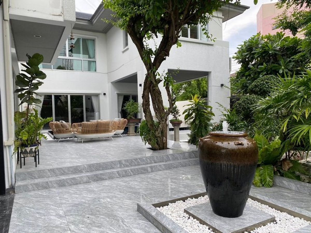ให้เช่าบ้านพัฒนาการ ศรีนครินทร์ : HR2559ให้เช่าบ้านเดี่ยว ตกแต่งสุดหรู หมู่บ้านโนเบิลทารา  พัฒนาการ สระว่ายน้ำส่วนตัว หลังมุม เหมาะอยู่อาศัย