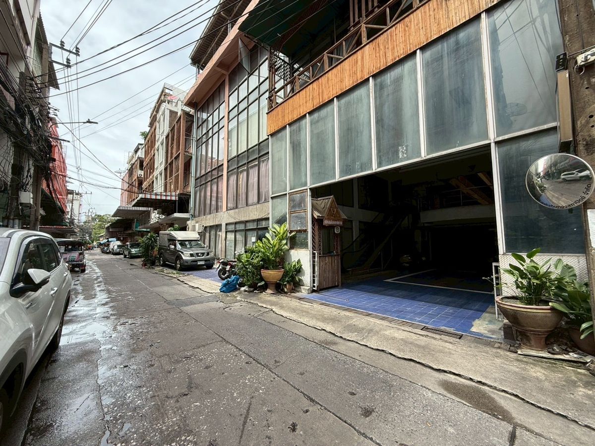 ขายอาคารพาณิชย์สยาม จุฬา สามย่าน : ขายอาคารพาณิชย์ 4 ชั้น 2 คูหา ใกล้ตลาดโบ้เบ้ ซอยวัดบรมนิวาส แยก2 เหมาะลงทุน