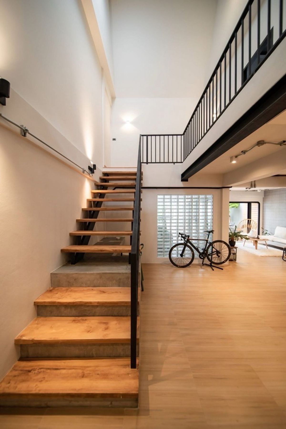 For SaleHouseOnnut, Udomsuk : 📢👇Sell with tenant til july 26
One of the most sought after area in Bangkok, easily traveling to Ekamai-Thonglor , near exit and entrance of the expressway 