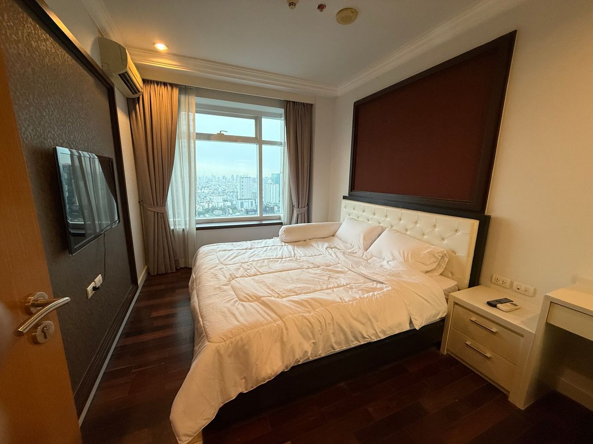 ให้เช่าคอนโดพระราม 9 เพชรบุรีตัดใหม่ RCA : ให้เช่า Circle Condominium (เซอร์เคิล คอนโดมิเนียม) 📍 ซอยเพชรบุรี 36, มักกะสัน, เขตราชเทวี  💰 ค่าเช่า: 30,000 บาท/เดือน (มัดจำ 2 เดือน, ล่วงหน้า 1 เดือน) 📐 ขนาดพื้นที่: 47.56 ตร.ม. 🏙 ชั้น 39  รายละเอียดห้อง:  * 1 ห้องนอน (แยกเป็นสัดส่วน) * 1 ห้องน้ำ *