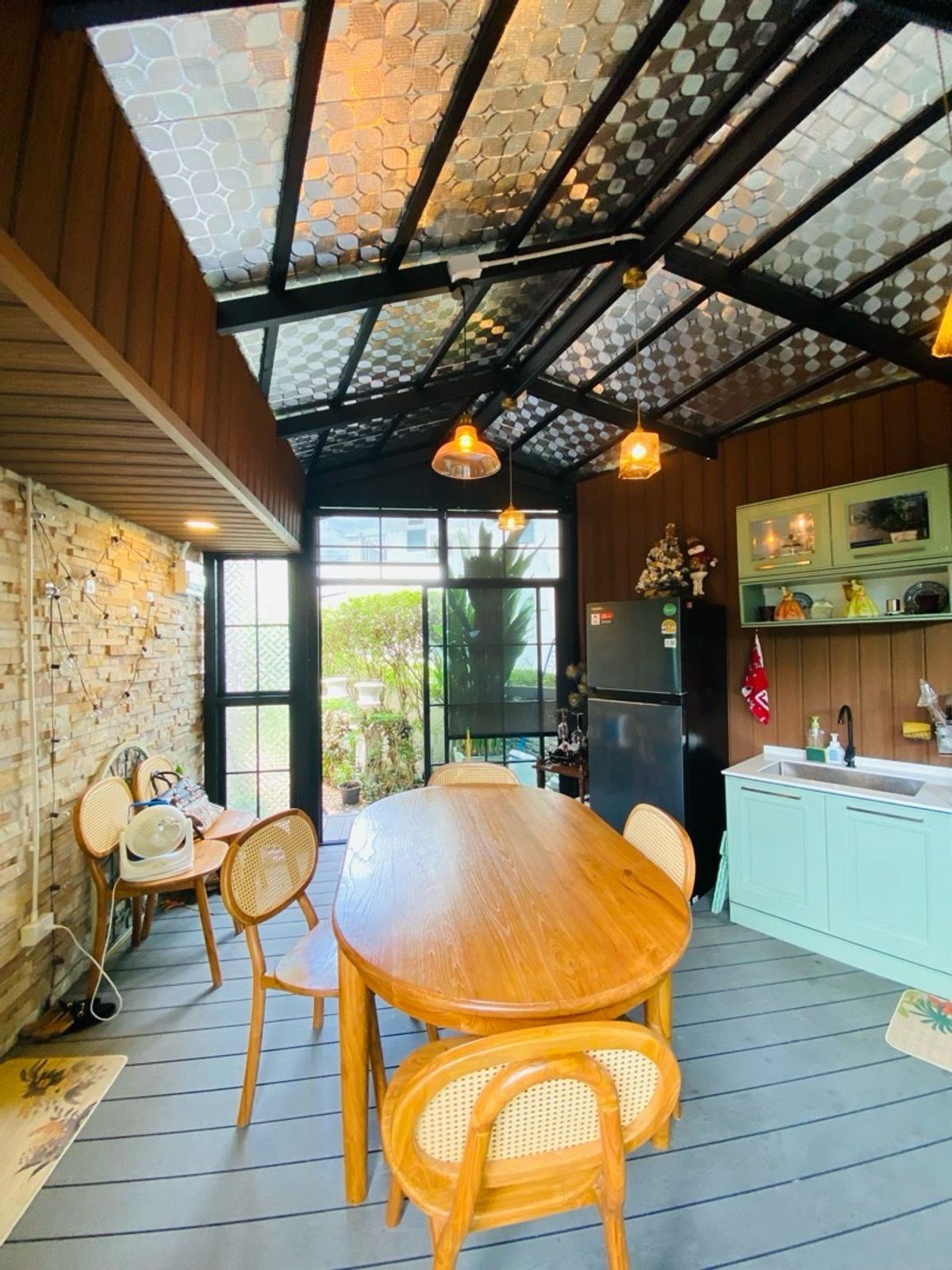 ขายบ้านพัฒนาการ ศรีนครินทร์ : ขายบ้านหรู  สไตล์คอทเทจ ตกแต่งหินทั้งหลัง วิวสระน้ำในโครงการมัณฑนา พระราม 9 – ศรีนครินทร์ ✨ทำเลทอง! กรุงเทพกรีฑาซอย 7 ใกล้รถไฟฟ้าสถานีศรีกรีฑา และลำสาลี