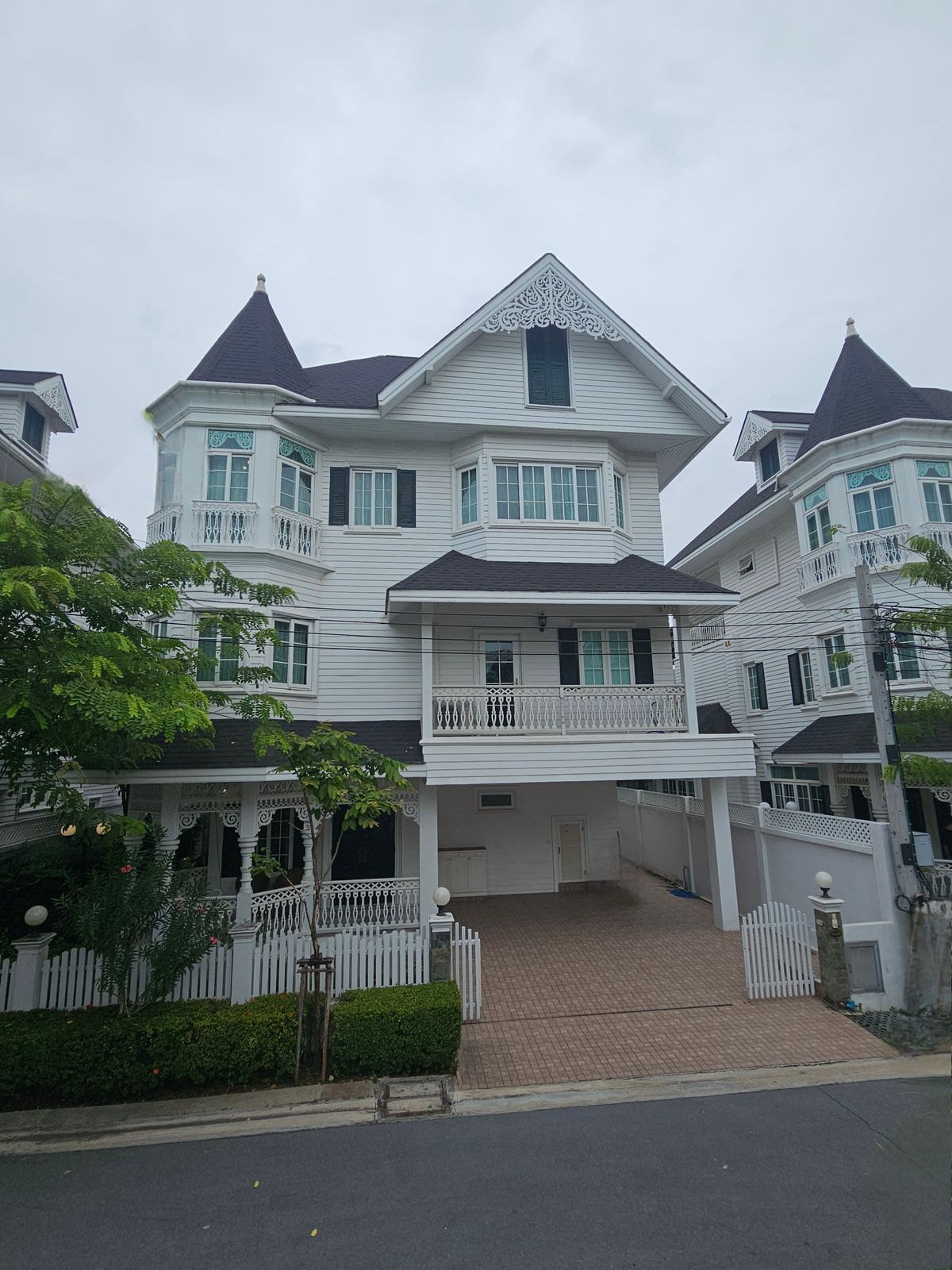 ขายบ้านบางนา แบริ่ง ลาซาล : ขายบ้านเดี่ยวหรู 3 ชั้น โครงการ Fantasia Villa4 bangna แฟนตาเซีย วิลล่า 4 บางนา บ้านหลังใหญ่สุดหรูสไตล์ยุโรป ตกแต่งบิ้วอินทั้งหลัง พร้อมอยู่ บ้านอยู่หน้าสระว่ายน้ำของโครงการ ใกล้ทางด่วน รถไฟฟ้า สถานีศรีอุดม ราคาพิเศษเพียง 26.9 ล้านบาท