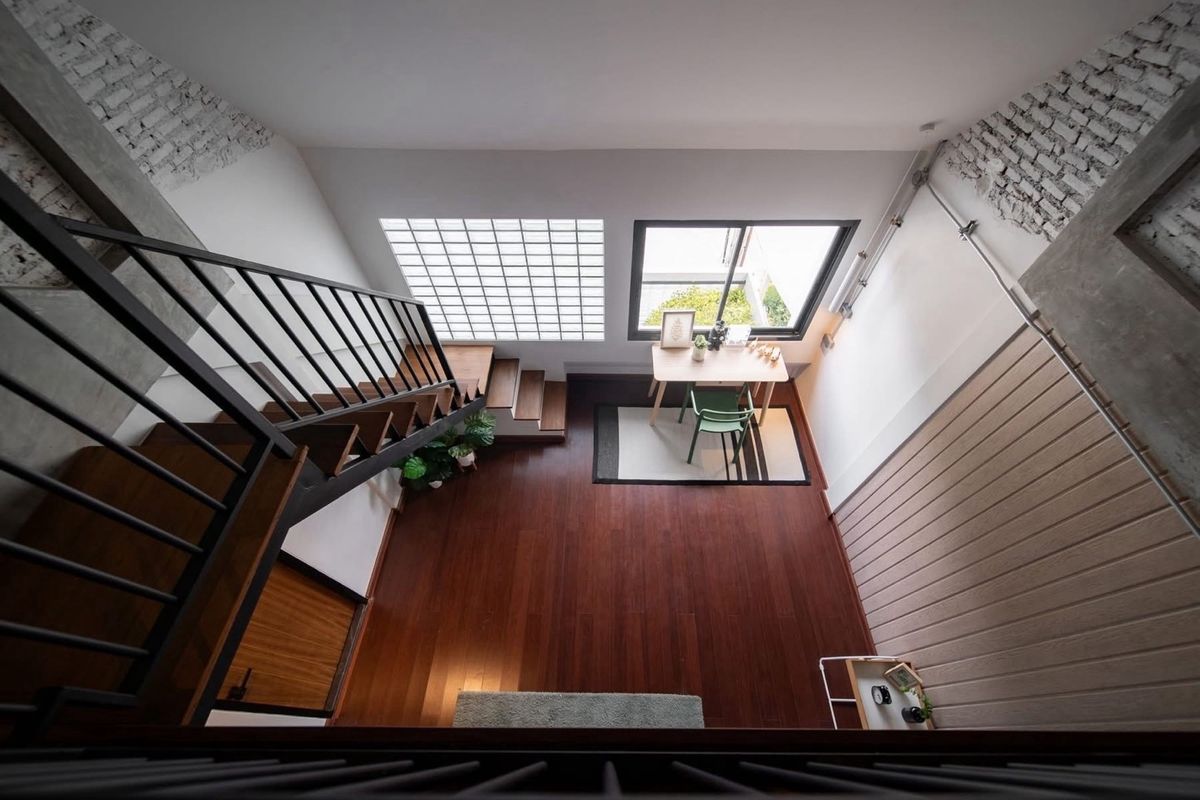 For SaleHouseOnnut, Udomsuk : 📢👇Sell with tenant til july 26
One of the most sought after area in Bangkok, easily traveling to Ekamai-Thonglor , near exit and entrance of the expressway 