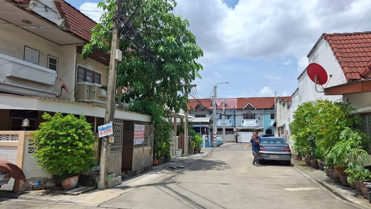 ขายทาวน์โฮมโชคชัย4 ลาดพร้าว71 : ทาวน์เฮ้าส์ 2 ชั้น หมู่บ้านเพิ่มพูน ซ.นาคนิวาส57 ใกล้เซ็นทรัลเฟสติวัล อีสต์วิลล์ โลตัส เลียบทางด่วนรามอินทรา  ลาดพร้าว ใกล้รถไฟฟ้าสายสีเหลือง สถานีโชคชัย 4 