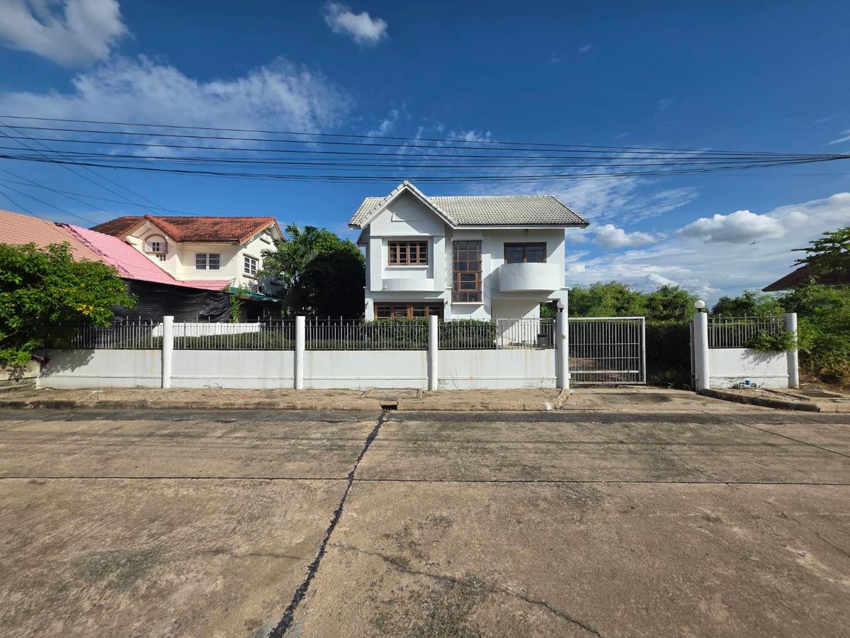 For RentHouseMin Buri, Romklao : Rent a detached house, Supalai Lake 2, near Chaloem Phrakiat Sports Center, 72 years, only 3 minutes.