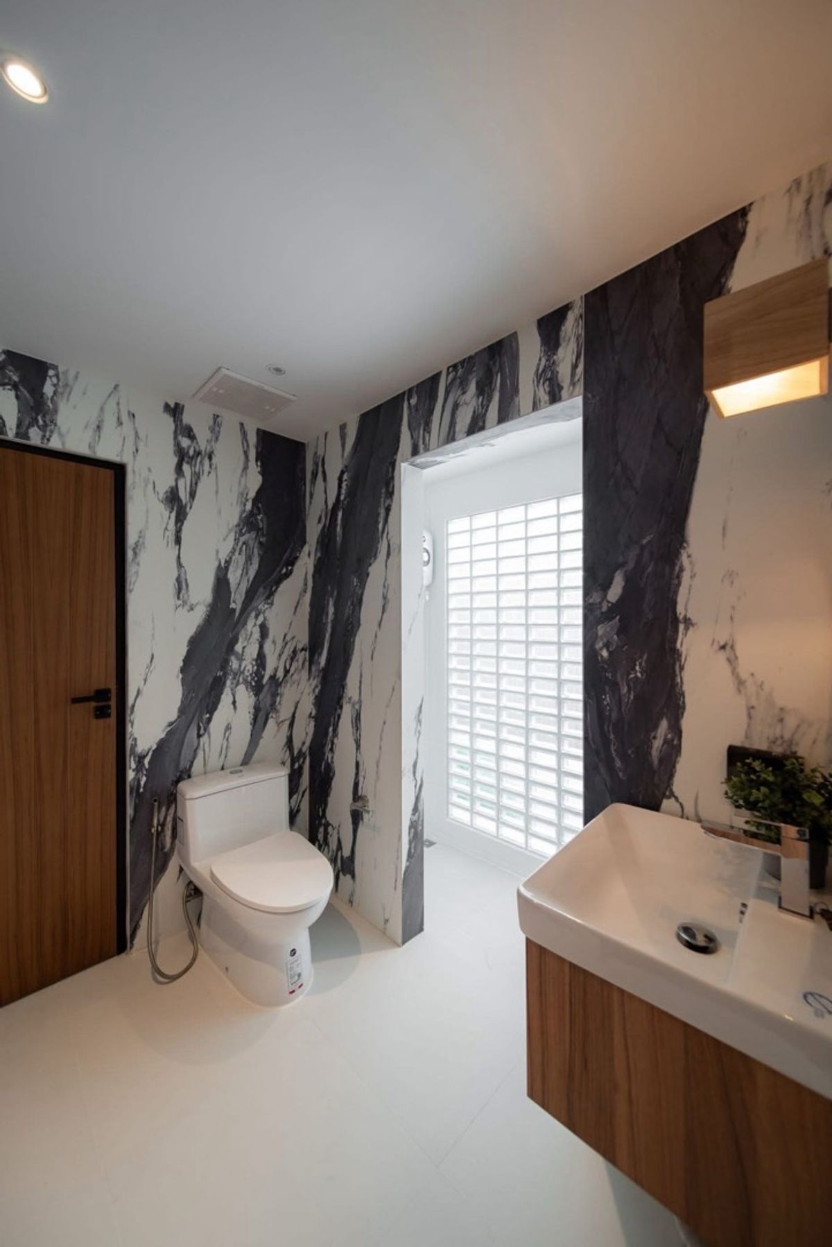 For SaleHouseOnnut, Udomsuk : 📢👇Sell with tenant til july 26
One of the most sought after area in Bangkok, easily traveling to Ekamai-Thonglor , near exit and entrance of the expressway 