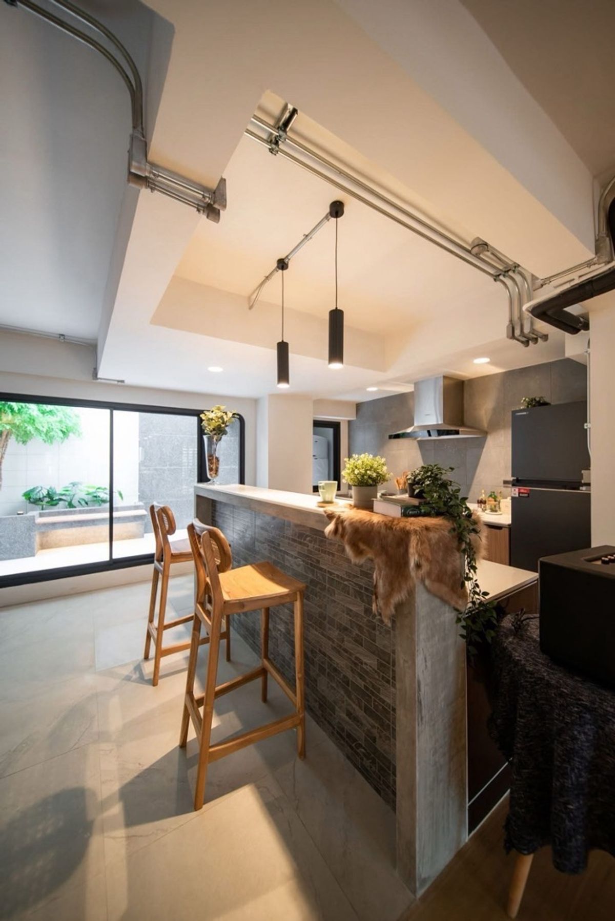 For SaleHouseOnnut, Udomsuk : 📢👇Sell with tenant til july 26
One of the most sought after area in Bangkok, easily traveling to Ekamai-Thonglor , near exit and entrance of the expressway 