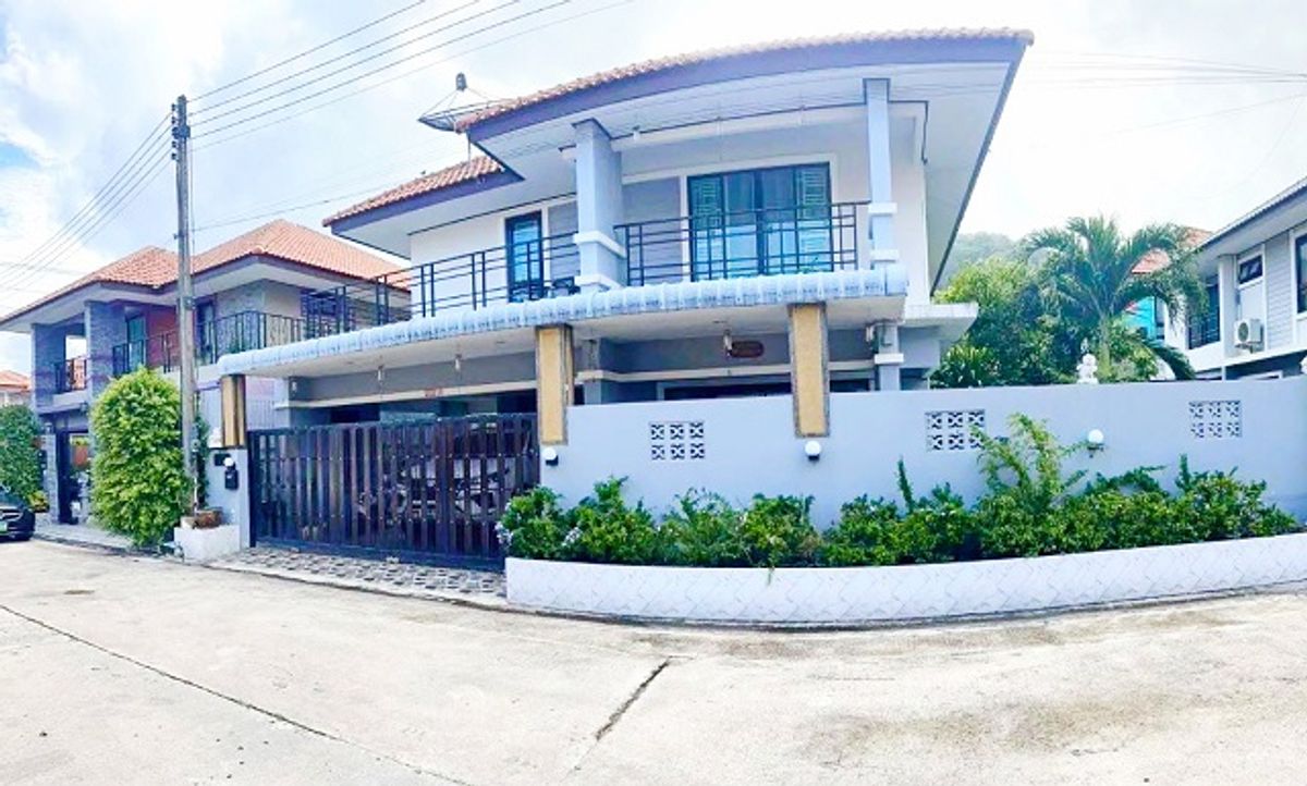 For RentHousePhuket : Phuket, Koh Si Rd., Robinson, Phuket 3.7 km. Rent a 2 -story detached house with 50 square meters, 200 square meters, 3 bedrooms, 3 water, Phuket Rajabhat University 3.6 km.