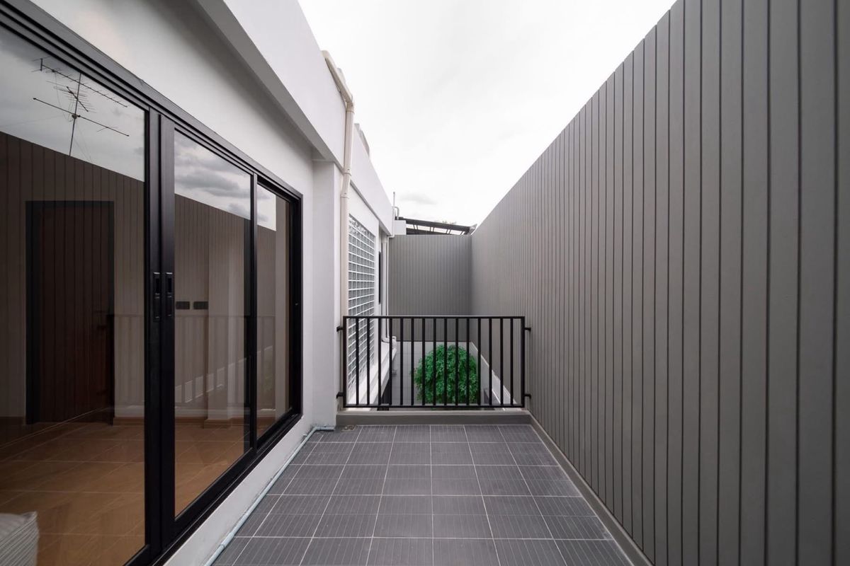 For SaleHouseOnnut, Udomsuk : 📢👇Sell with tenant til july 26
One of the most sought after area in Bangkok, easily traveling to Ekamai-Thonglor , near exit and entrance of the expressway 