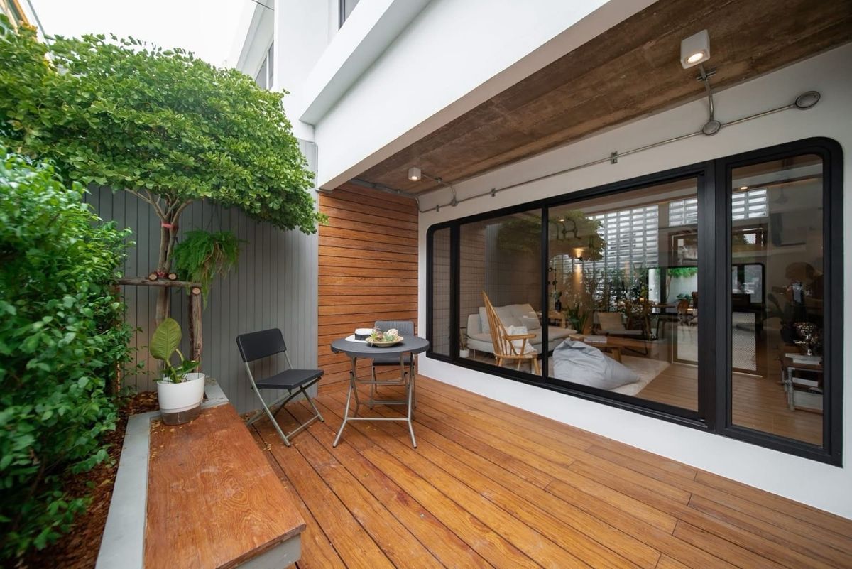 For SaleHouseOnnut, Udomsuk : 📢👇Sell with tenant til july 26
One of the most sought after area in Bangkok, easily traveling to Ekamai-Thonglor , near exit and entrance of the expressway 