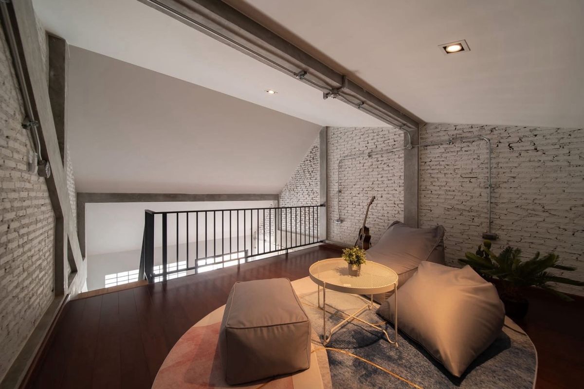 For SaleHouseOnnut, Udomsuk : 📢👇Sell with tenant til july 26
One of the most sought after area in Bangkok, easily traveling to Ekamai-Thonglor , near exit and entrance of the expressway 