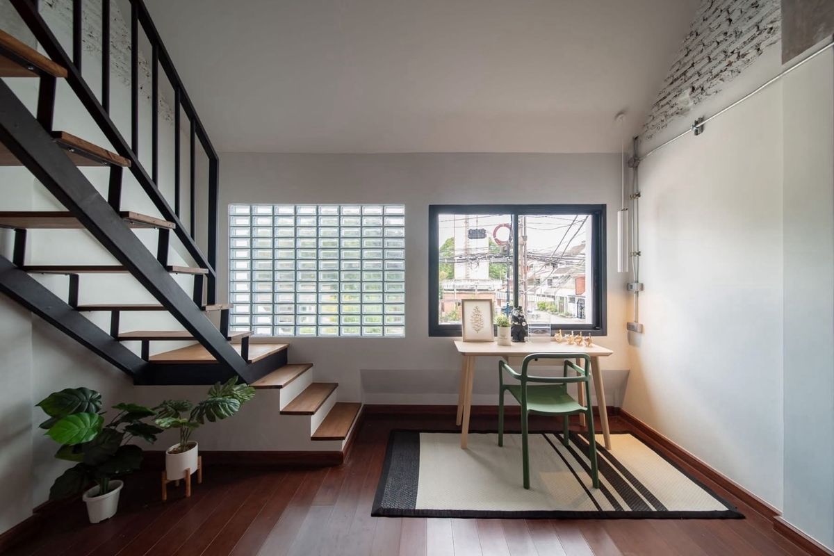 For SaleHouseOnnut, Udomsuk : 📢👇Sell with tenant til july 26
One of the most sought after area in Bangkok, easily traveling to Ekamai-Thonglor , near exit and entrance of the expressway 